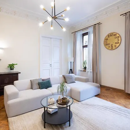 Old Modern And Spacious 2 Bedroom Apartment *
