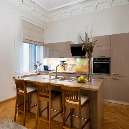 Old Modern And Spacious 2 Bedroom *