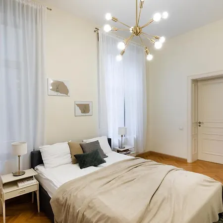 Old Modern And Spacious 2 Bedroom *