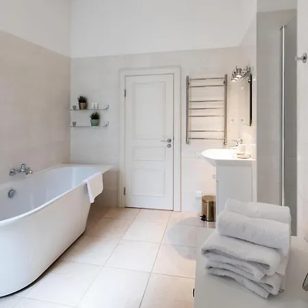 Old Modern And Spacious 2 Bedroom *