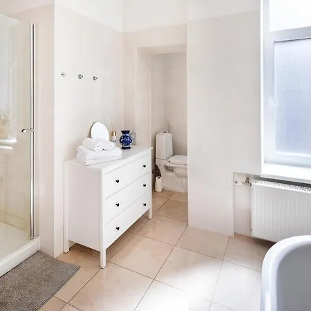 Apartment Old Modern And Spacious 2 Bedroom *