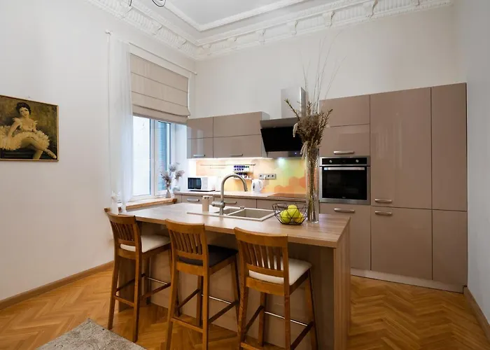 Old Modern And Spacious 2 Bedroom *