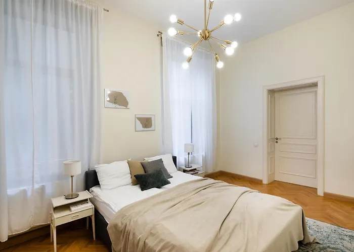 Old Modern And Spacious 2 Bedroom *