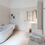 Old Modern And Spacious 2 Bedroom *