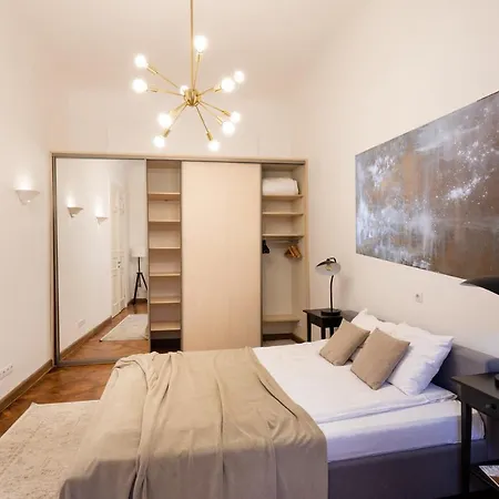 Old Modern And Spacious 2 Bedroom