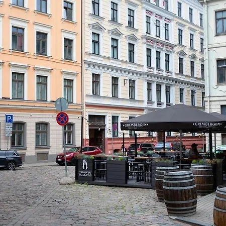 Old Modern And Spacious 2 Bedroom Διαμέρισμα