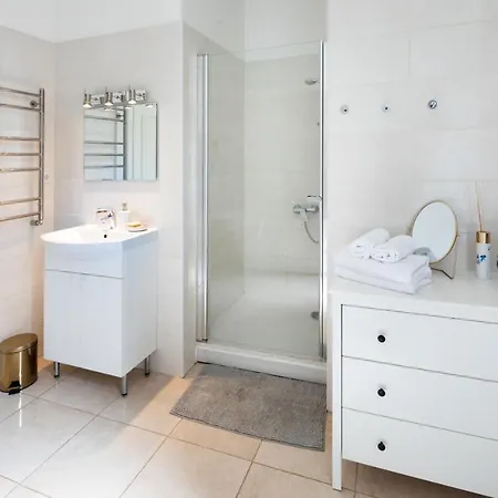 Old Modern And Spacious 2 Bedroom Apartmán