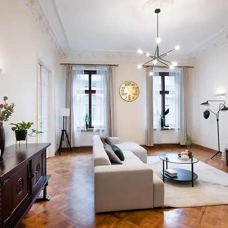 Old Modern And Spacious 2 Bedroom Apartmán *