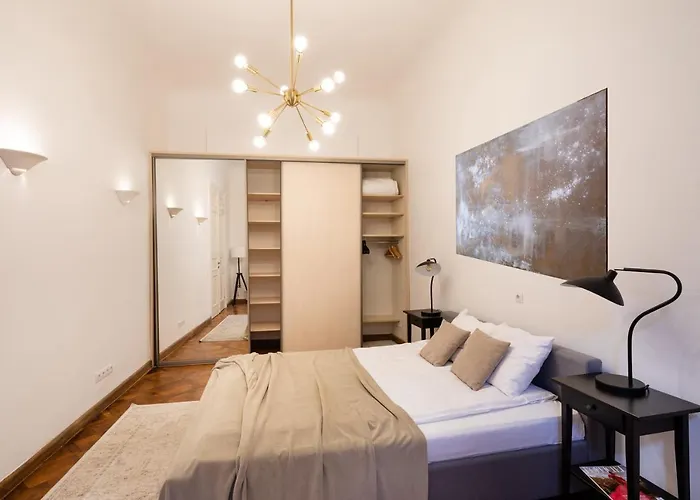 Old Modern And Spacious 2 Bedroom