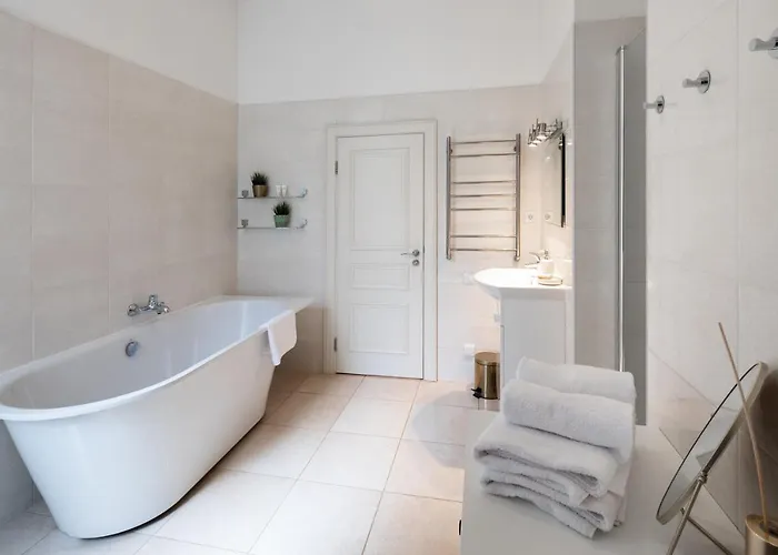 Old Modern And Spacious 2 Bedroom *