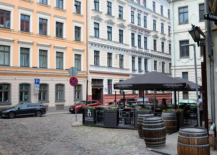 Old Modern And Spacious 2 Bedroom Διαμέρισμα