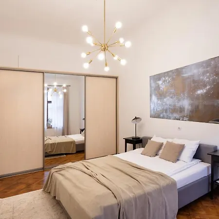 Апартаменты Old Modern And Spacious 2 Bedroom