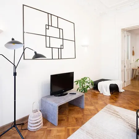 Old Modern And Spacious 2 Bedroom Рига