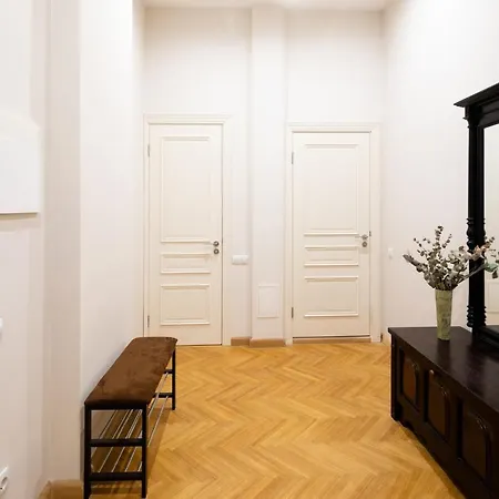 Old Modern And Spacious 2 Bedroom Рига